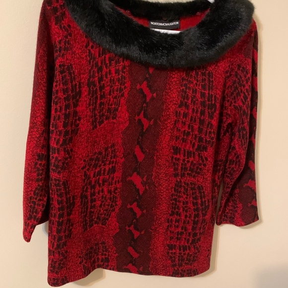 Top with removable collar by Norton McNaughton - Picture 3 of 12